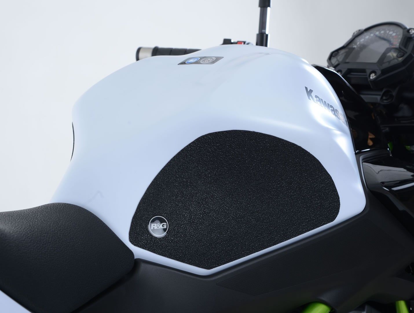Kit 2pz.adesivi anti-scivolo serbatoio KAWASAKI Z650 / Ninja 650 '17- - trasparente