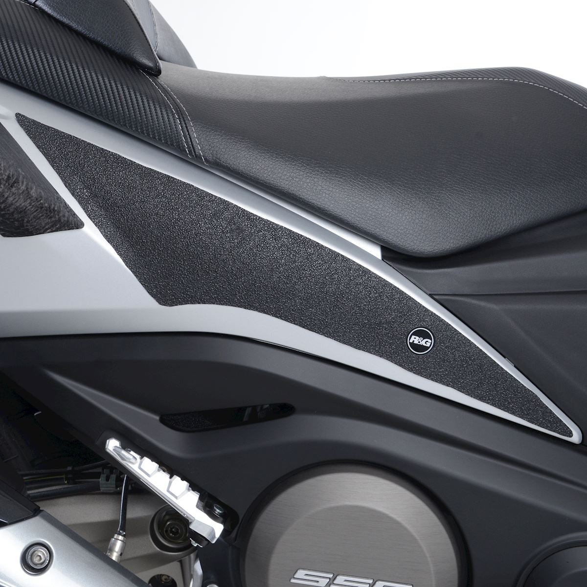 Kit 2pz.adesivi anti-scivolo serbatoio Kymco AK550 '18- (pannelli laterali superiori) - trasparente