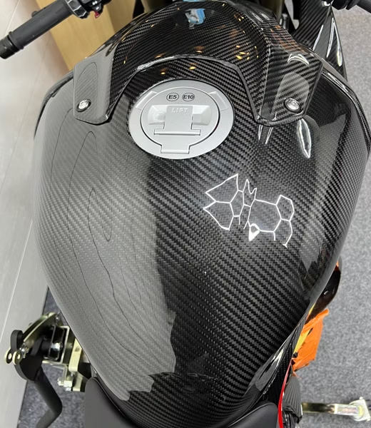 COPRISERBATOIO IN CARBONIO PER BMW S-M 1000 RR 2019-2024 (ANCHE PER LA VERSIONE M)