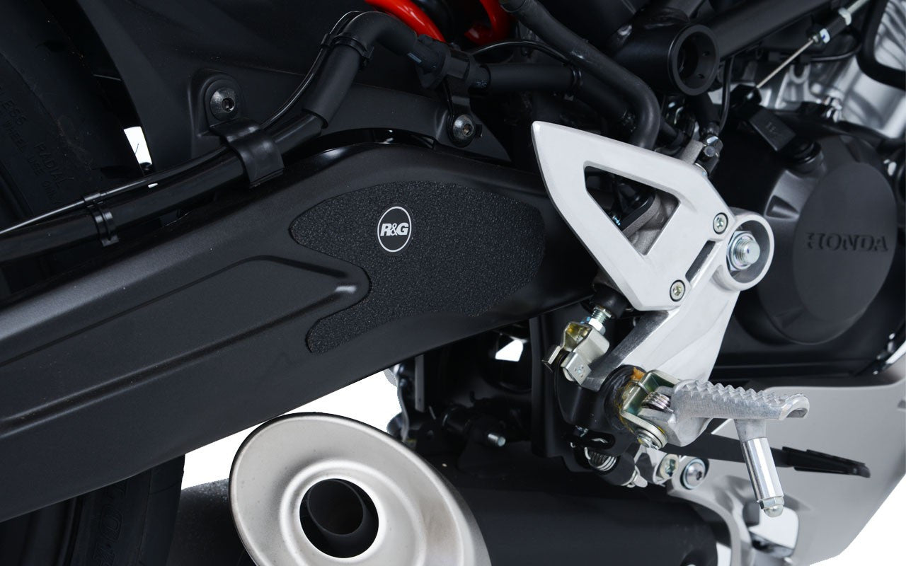 Kit 2pz.adesivi anti-scivolo paratacco HONDA HONDA CB125R '18- / CB300R '18- (su forcellone entrambi lati)