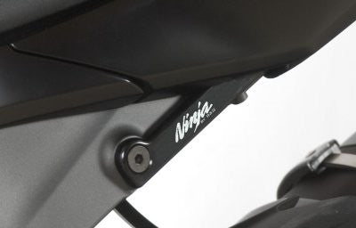 Placchette copri fori poggiapiedi posteriori (lato sinistro), Kawasaki ZX6-R 2009-