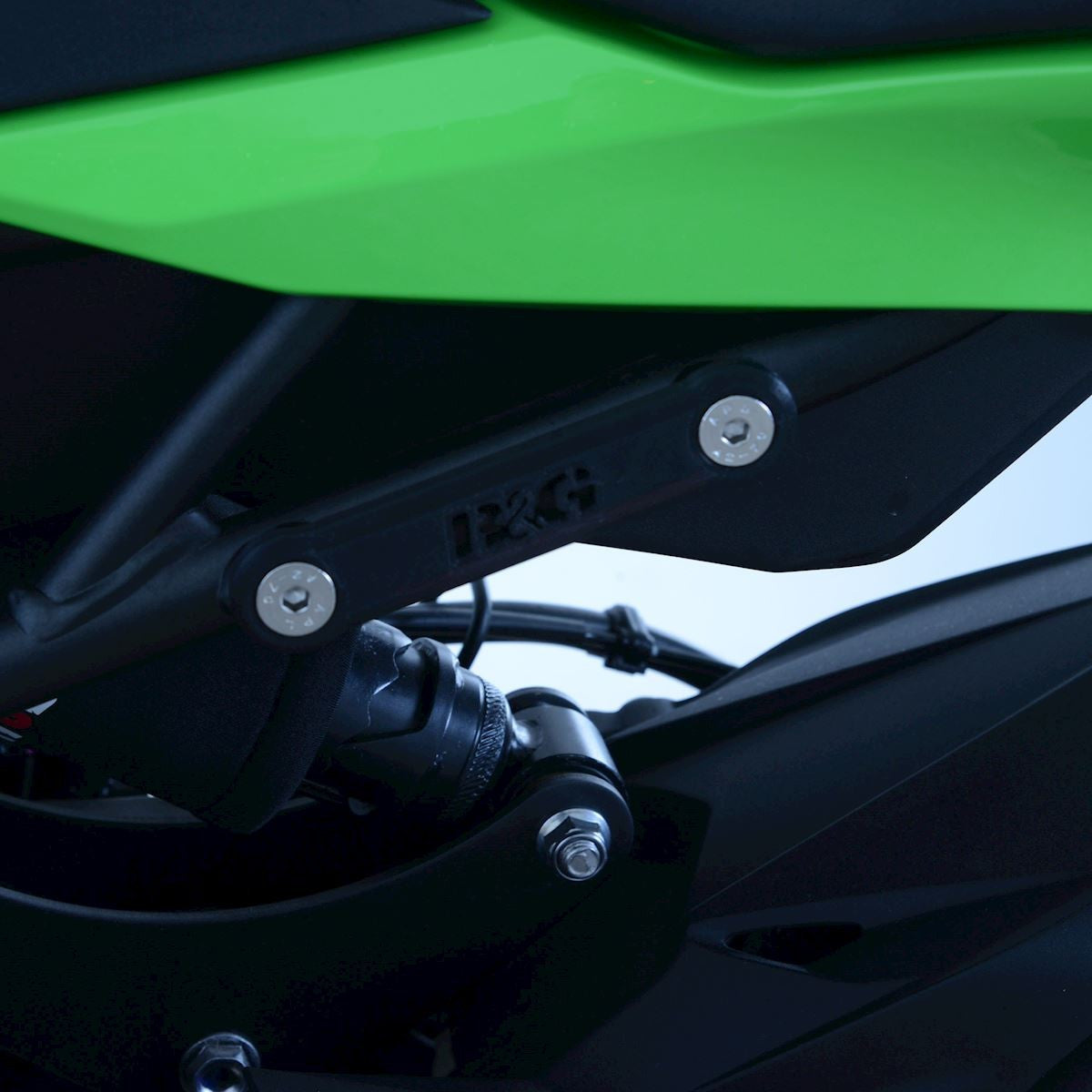 Placchette copri fori poggiapiedi posteriori (paio, nero), Kawasaki ZX-25R '20- / Suzuki GSX-S1000 GT '22-