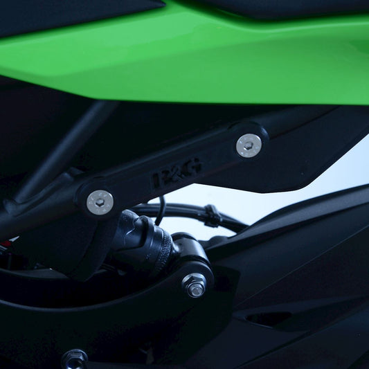 Placchette copri fori poggiapiedi posteriori (paio, nero), Kawasaki ZX-25R '20- / Suzuki GSX-S1000 GT '22-