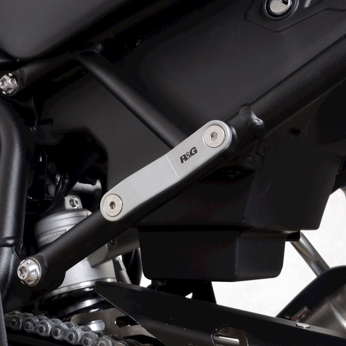 Placchette copri fori poggiapiedi posteriori (paio, nero), Triumph Tiger 900 '20- / Tiger 850 Sport '21-