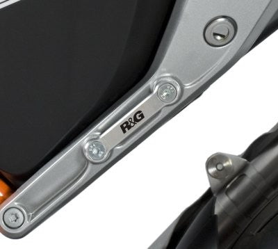 Placch.copri fori poggiapiedi post. (pezzo singolo lato sx, colore argento), KTM 690 Duke '12 / 690 Duke R '13-