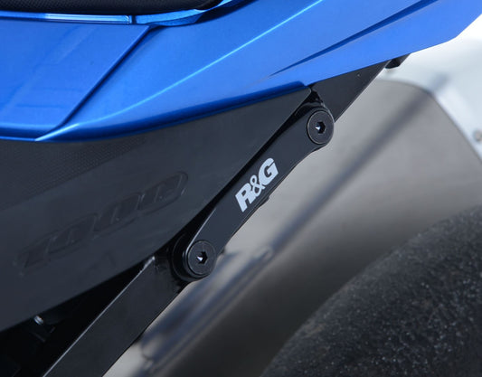 Placchette copri fori poggiapiedi posteriori (pezzo singolo lato sx), Kawa Ninja 300/ Ninja 250 '13-'17 / Z250 '13-'18 / Z300 / SZ GSX-R1000/R '17-