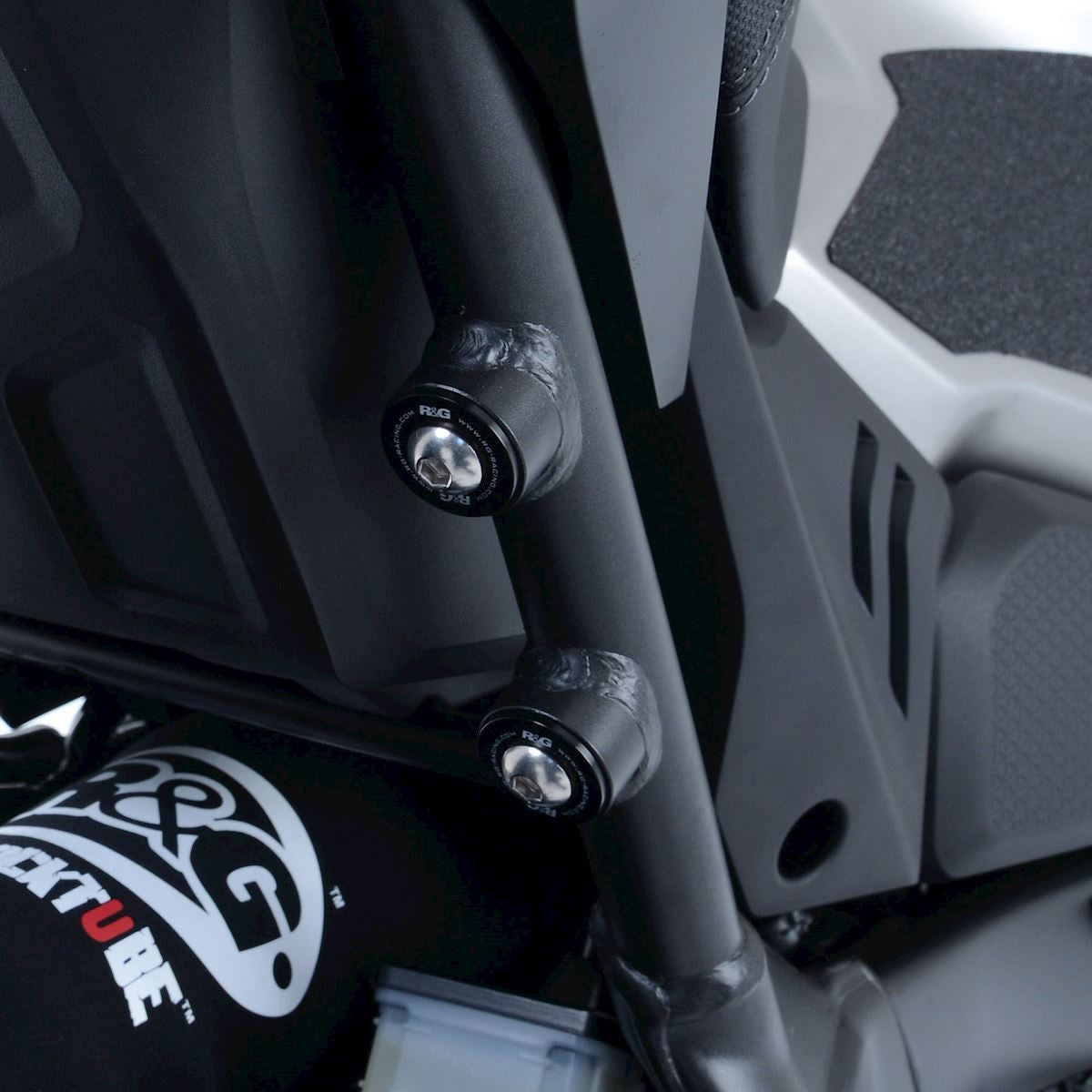 Placchette copri fori poggiapiedi posteriori (sing), Honda CB1000R '21- / CB125R '18- / CB300R '18- / CB650R '19- / CBR650R '19- / Kymco VSR125i '19- / Ducati MTS V4 (S) [LHS] '21-