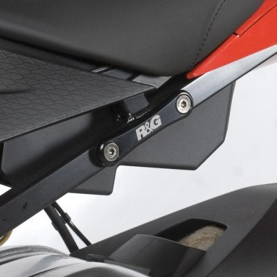 Placchette copri fori poggiapiedi post.(paio), BMW S1000RR '10-'18 / S1000R '14- (uso senza distanziali su mod.'15-'18)