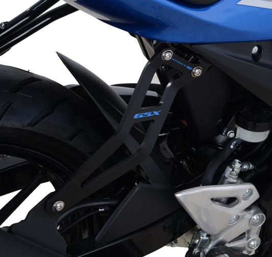 Staffa supporto scarico + piastra fori pedane posteriori - Suzuki GSX-R 125 / GSX-S 125 (logo rosso)